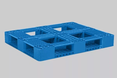 Пластиковый паллет 1200x1000x150 перфорированный на шести полозьях